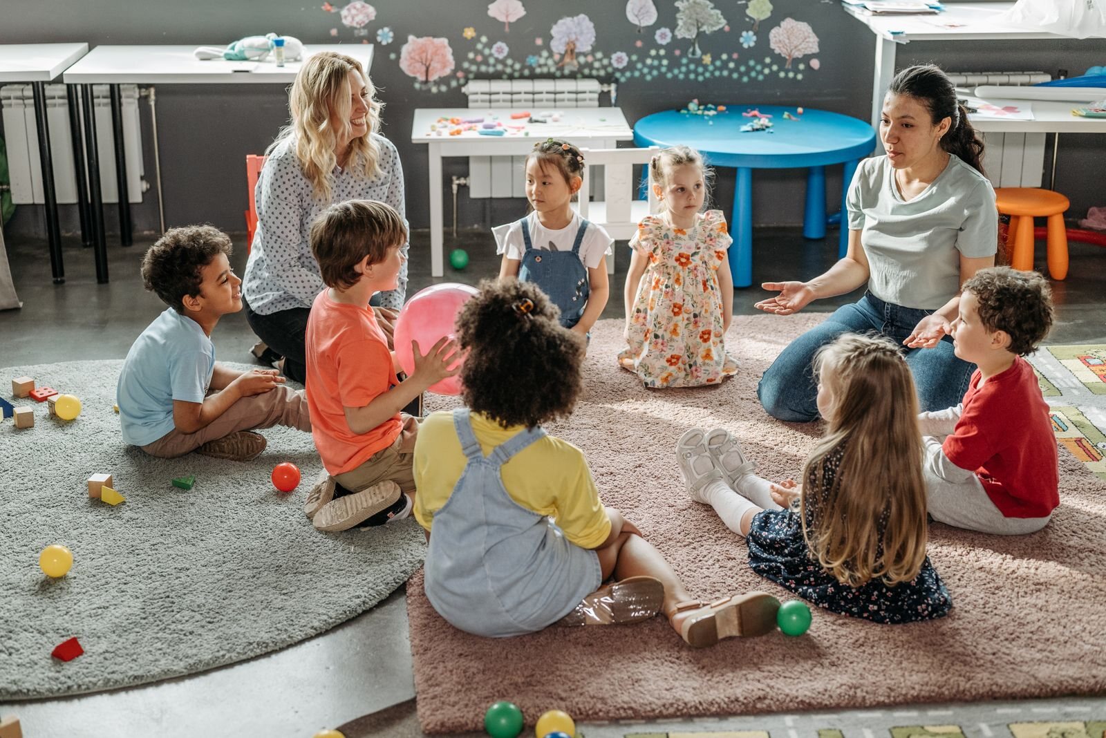 Kinder und pädagogische Fachkräfte gemeinsam im Kindergarten