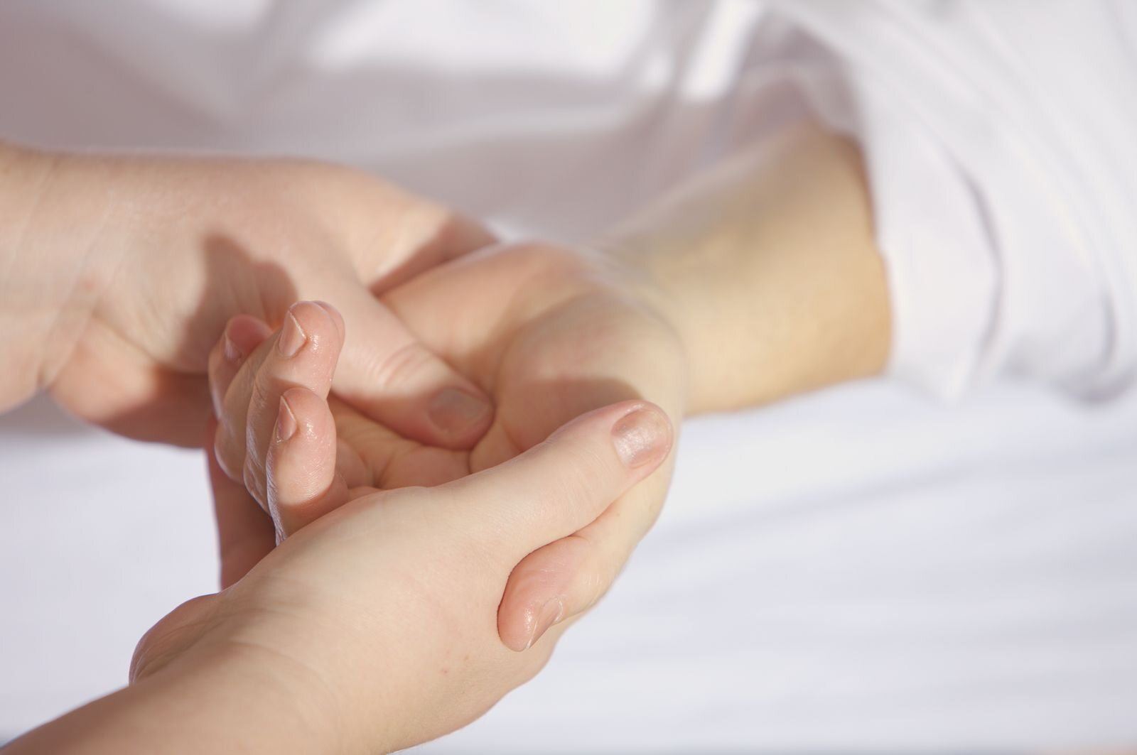 Sanfte therapeutische Unterstützung einer Hand